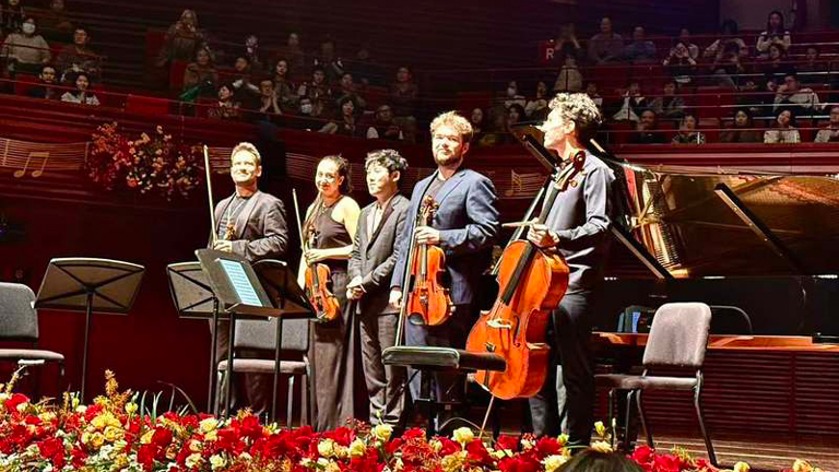 探访韦尔比耶音乐节丨张昊辰的“双重亲切”遇上乐迷的“十分幸福”